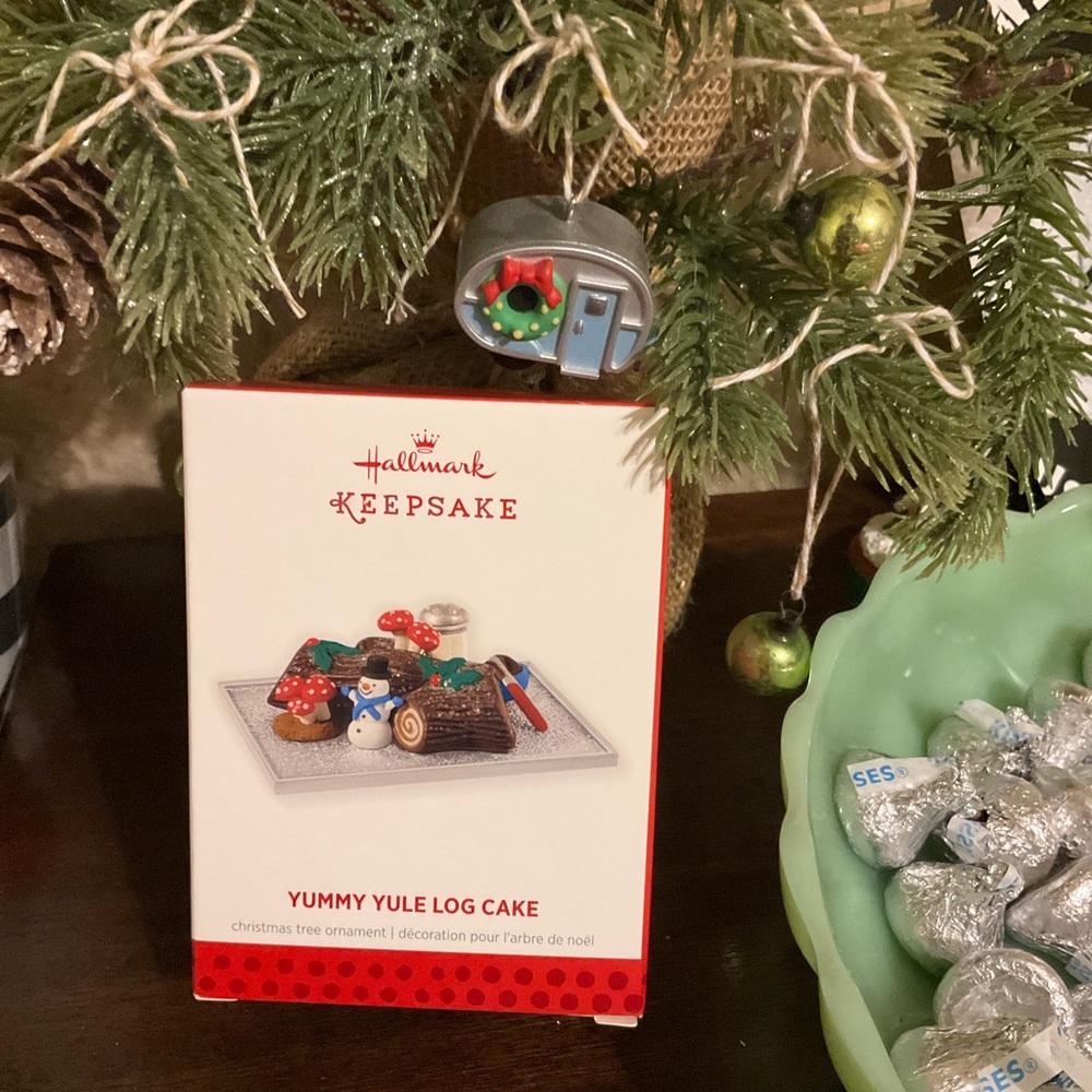 Hallmark 2013 Yummy yule log cake ornament limited edition. NWT